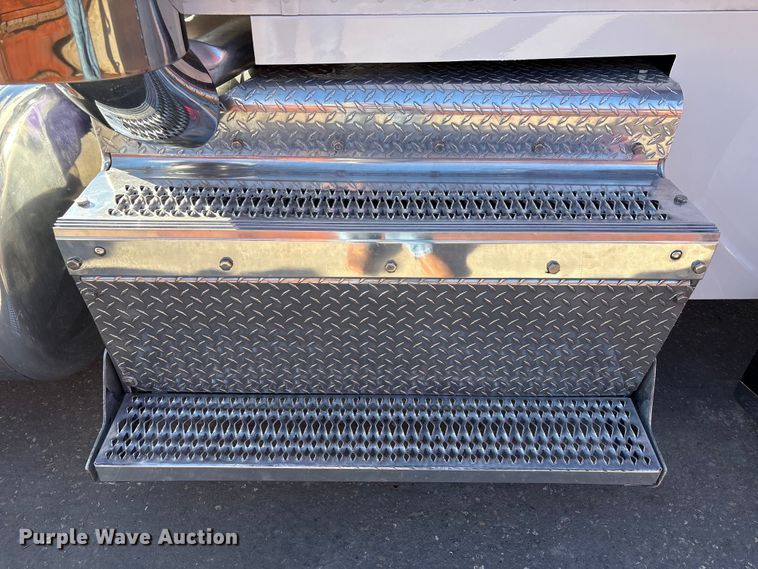 image for item EU7366 2017 Peterbilt 389 semi truck