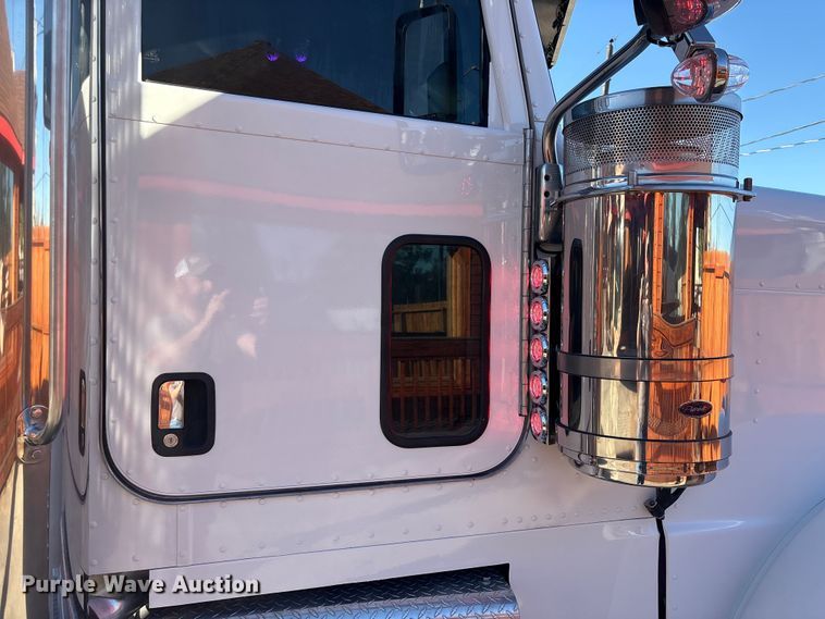 image for item EU7366 2017 Peterbilt 389 semi truck