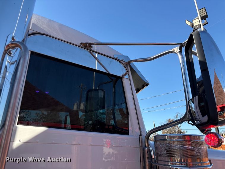 image for item EU7366 2017 Peterbilt 389 semi truck