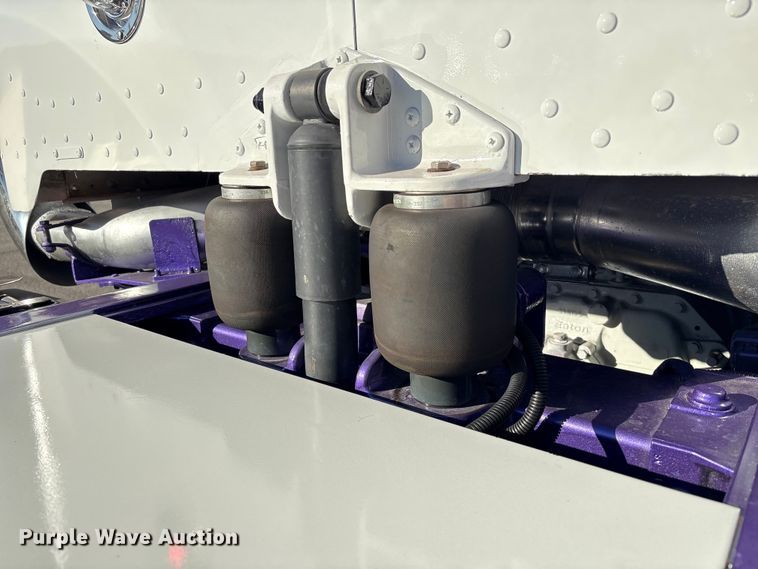 image for item EU7366 2017 Peterbilt 389 semi truck