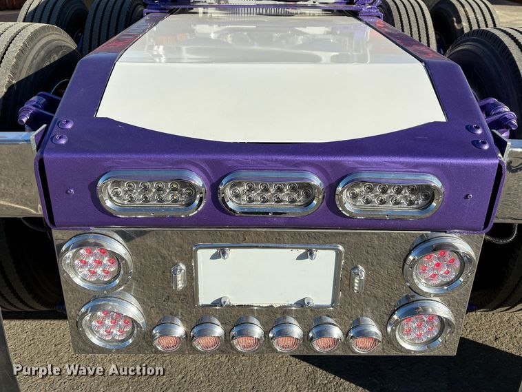 image for item EU7366 2017 Peterbilt 389 semi truck