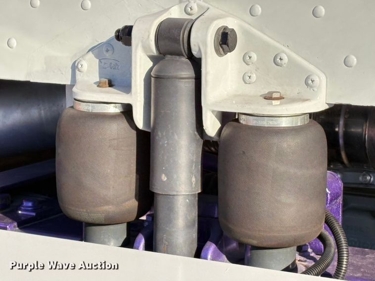 image for item EU7366 2017 Peterbilt 389 semi truck