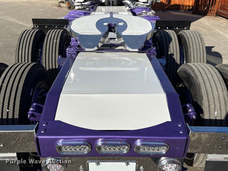 image for item EU7366 2017 Peterbilt 389 semi truck