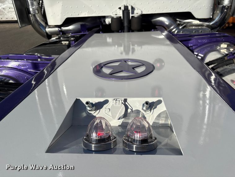 image for item EU7366 2017 Peterbilt 389 semi truck