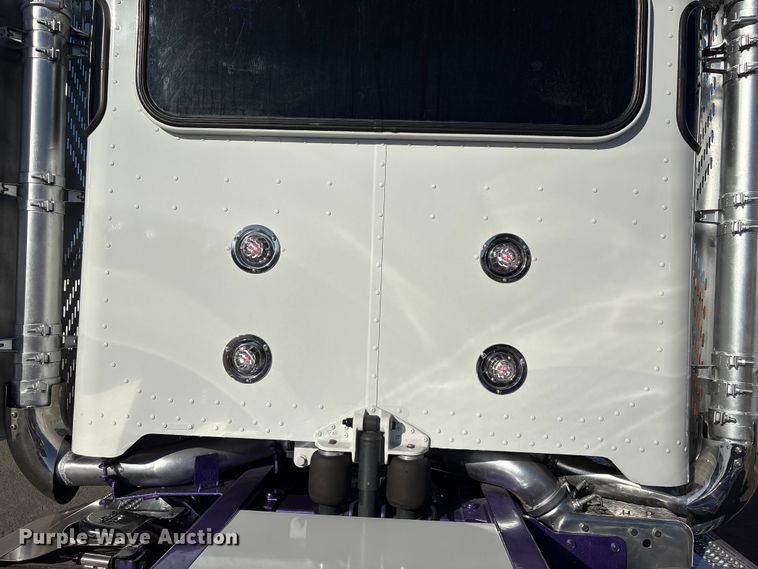 image for item EU7366 2017 Peterbilt 389 semi truck