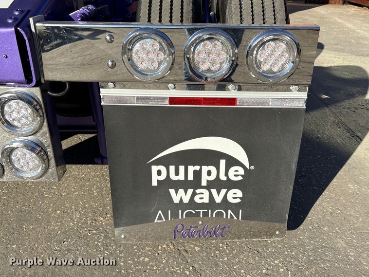 image for item EU7366 2017 Peterbilt 389 semi truck