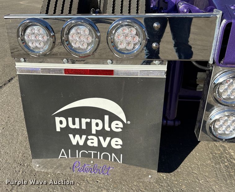 image for item EU7366 2017 Peterbilt 389 semi truck