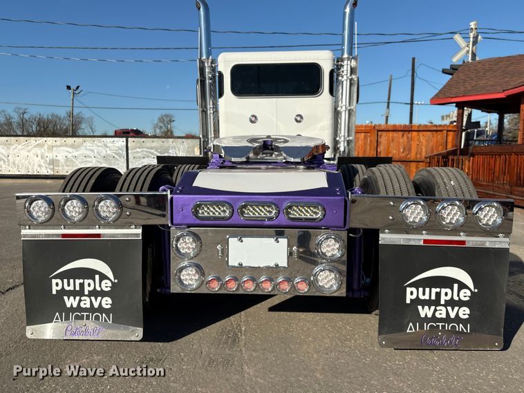 image for item EU7366 2017 Peterbilt 389 semi truck