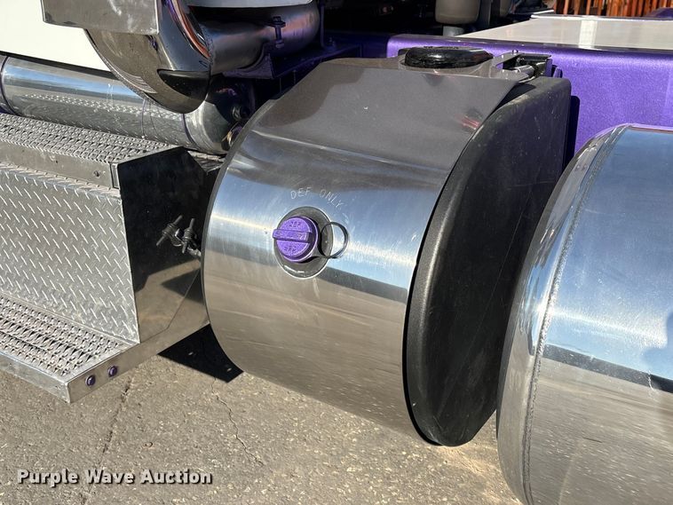 image for item EU7366 2017 Peterbilt 389 semi truck