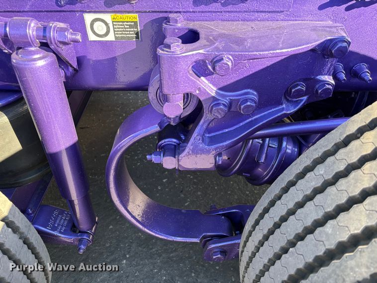 image for item EU7366 2017 Peterbilt 389 semi truck