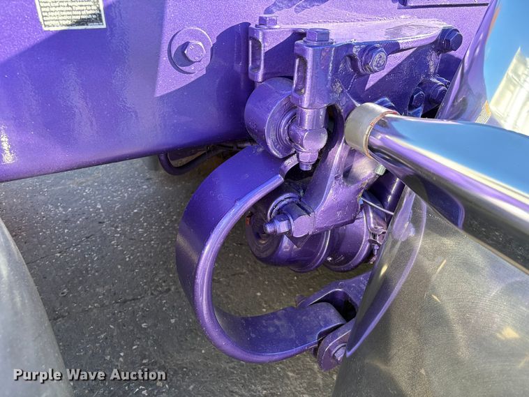 image for item EU7366 2017 Peterbilt 389 semi truck