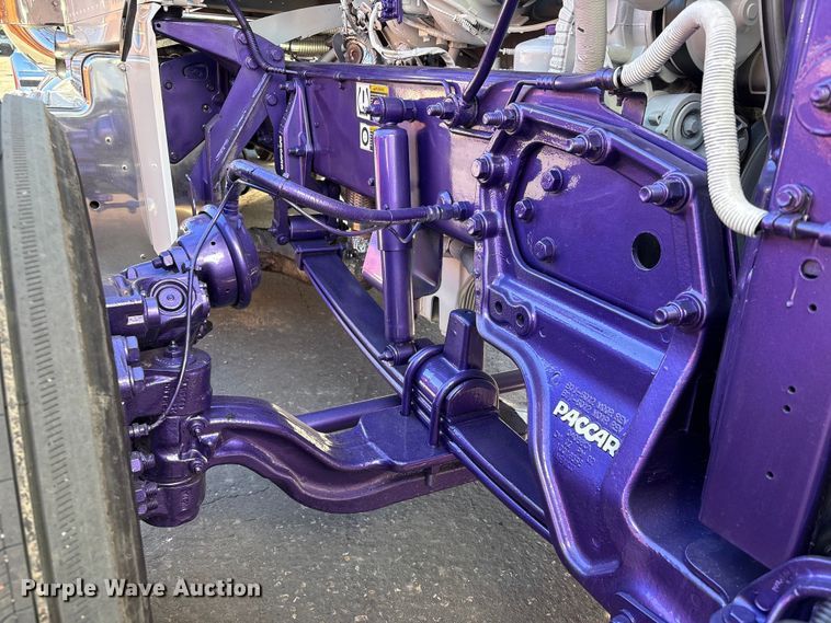 image for item EU7366 2017 Peterbilt 389 semi truck