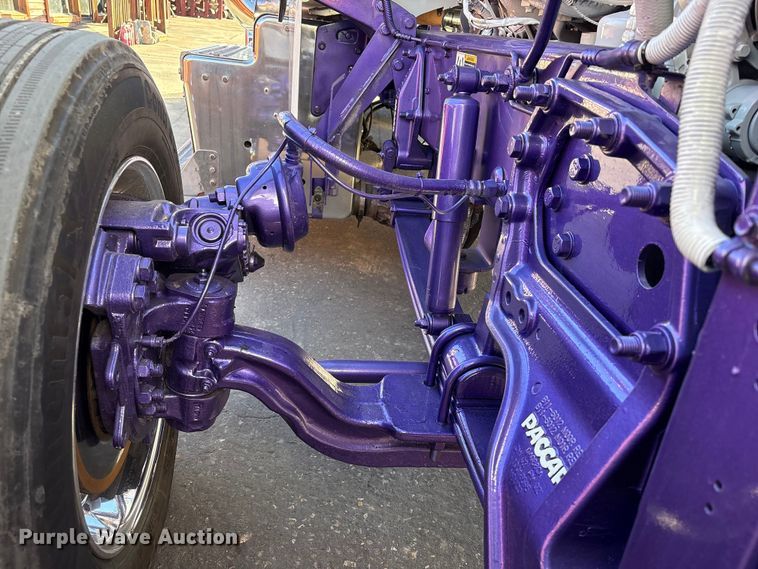 image for item EU7366 2017 Peterbilt 389 semi truck