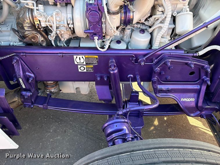 image for item EU7366 2017 Peterbilt 389 semi truck