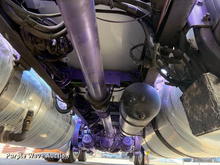 image for item EU7366 2017 Peterbilt 389 semi truck