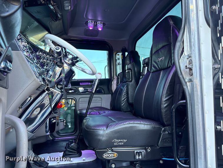 image for item EU7366 2017 Peterbilt 389 semi truck