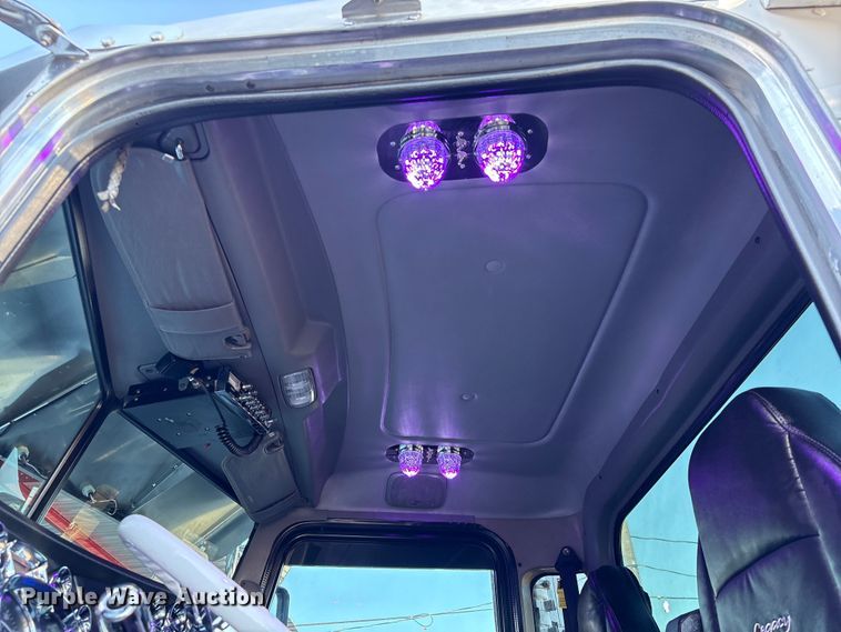 image for item EU7366 2017 Peterbilt 389 semi truck