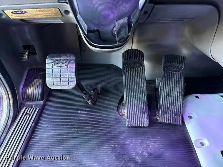 image for item EU7366 2017 Peterbilt 389 semi truck