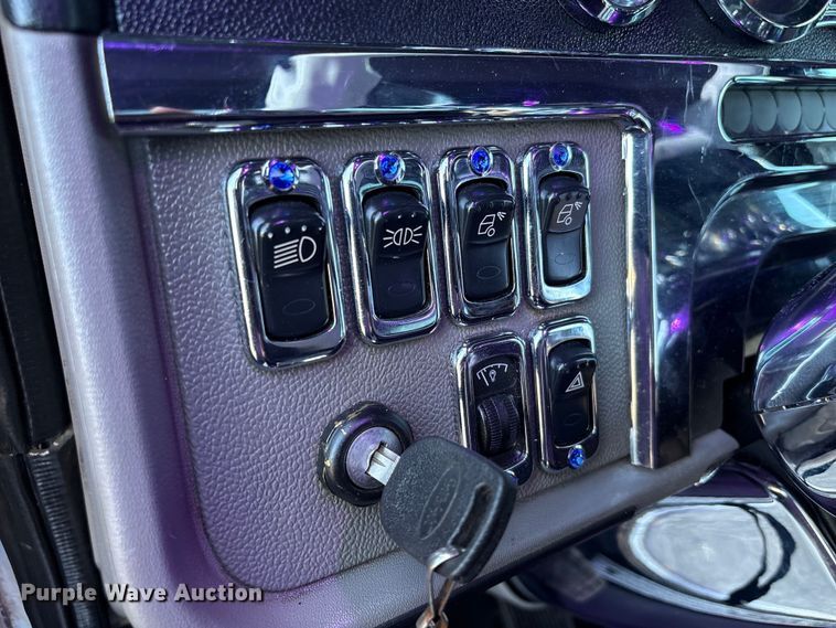 image for item EU7366 2017 Peterbilt 389 semi truck