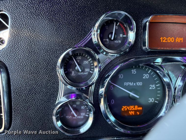 image for item EU7366 2017 Peterbilt 389 semi truck