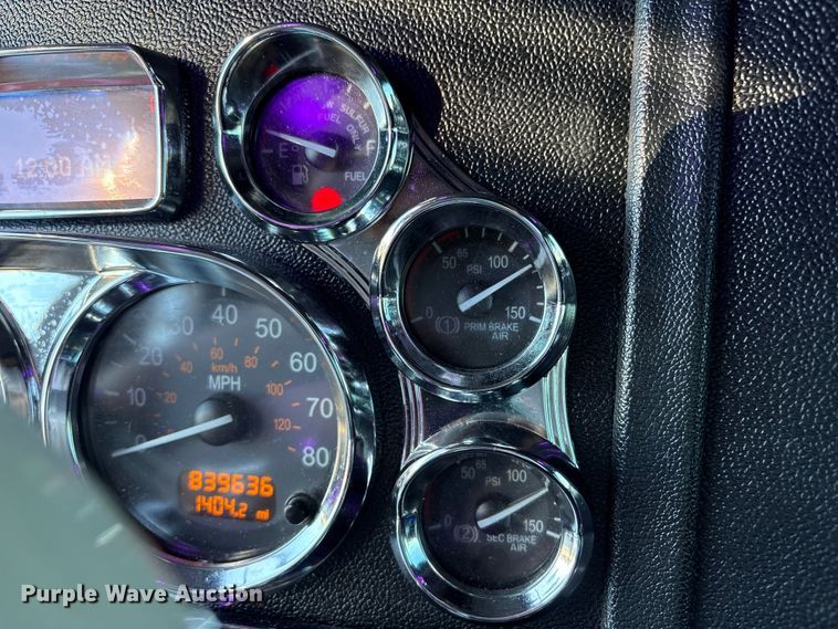 image for item EU7366 2017 Peterbilt 389 semi truck