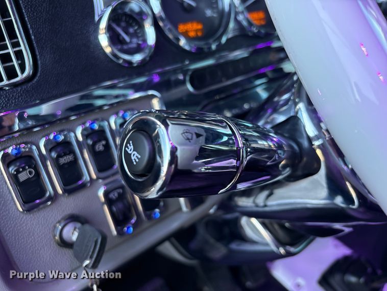 image for item EU7366 2017 Peterbilt 389 semi truck