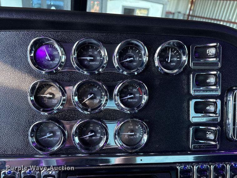 image for item EU7366 2017 Peterbilt 389 semi truck