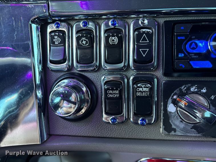 image for item EU7366 2017 Peterbilt 389 semi truck