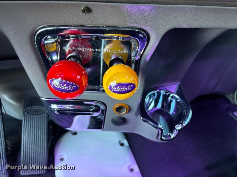 image for item EU7366 2017 Peterbilt 389 semi truck