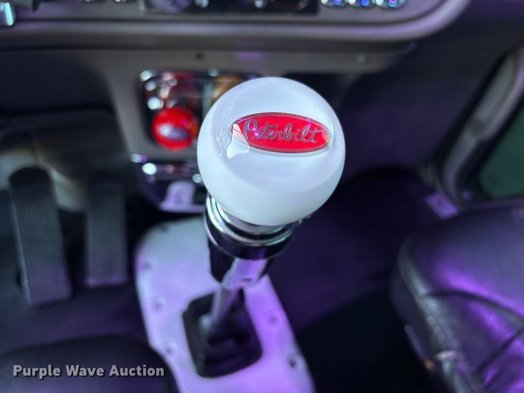 image for item EU7366 2017 Peterbilt 389 semi truck