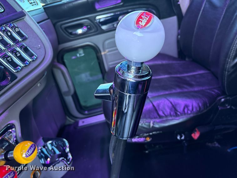 image for item EU7366 2017 Peterbilt 389 semi truck