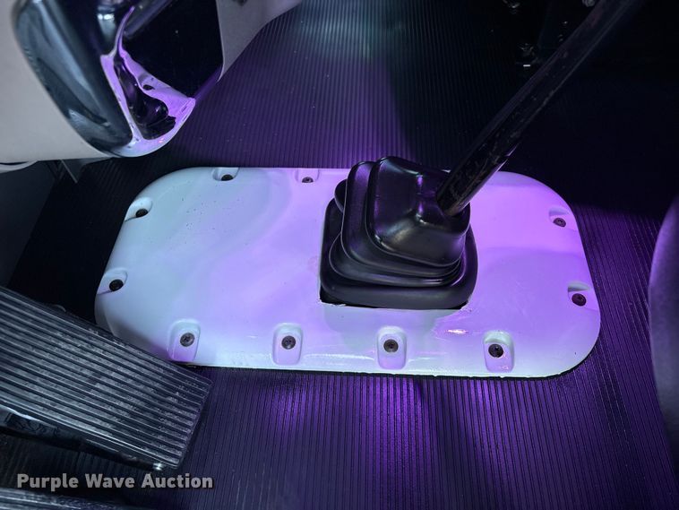 image for item EU7366 2017 Peterbilt 389 semi truck