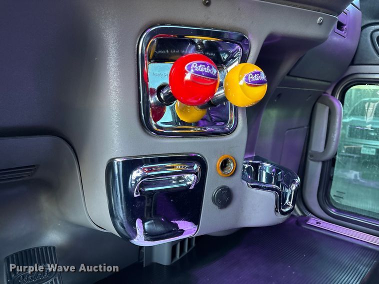 image for item EU7366 2017 Peterbilt 389 semi truck