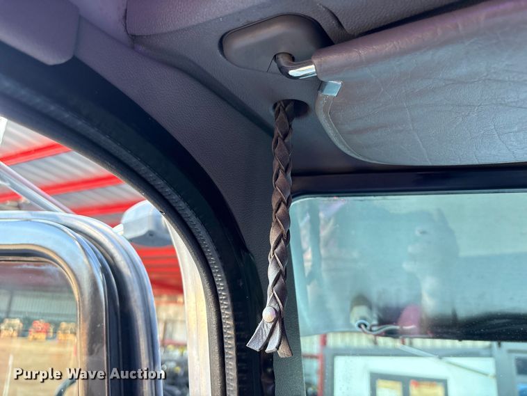 image for item EU7366 2017 Peterbilt 389 semi truck