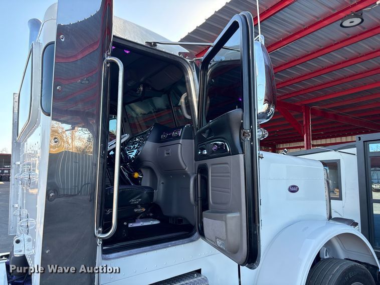 image for item EU7366 2017 Peterbilt 389 semi truck