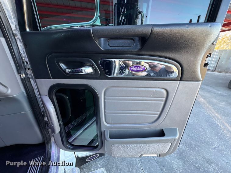 image for item EU7366 2017 Peterbilt 389 semi truck