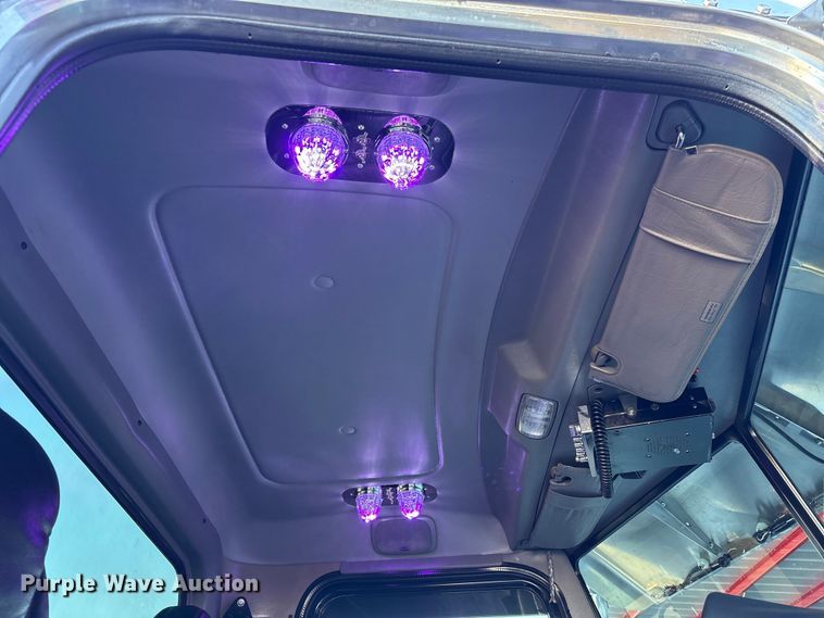 image for item EU7366 2017 Peterbilt 389 semi truck