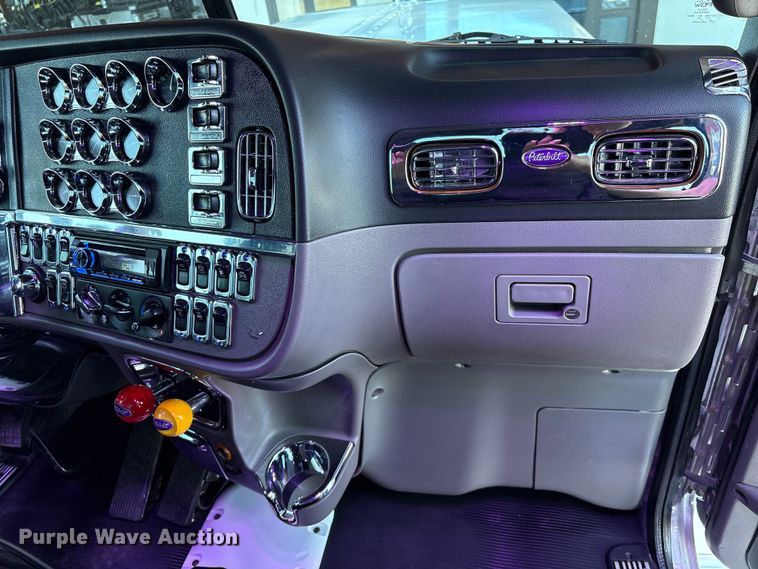 image for item EU7366 2017 Peterbilt 389 semi truck