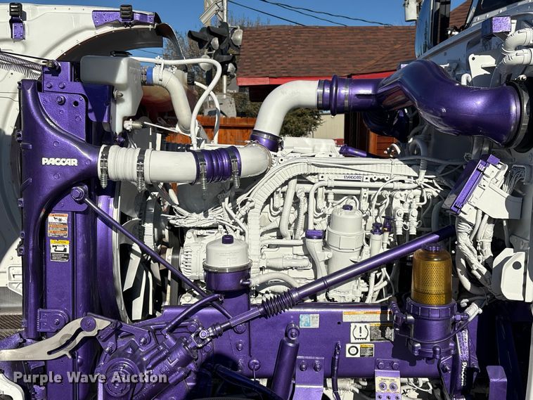 image for item EU7366 2017 Peterbilt 389 semi truck