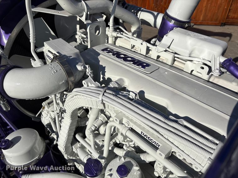 image for item EU7366 2017 Peterbilt 389 semi truck