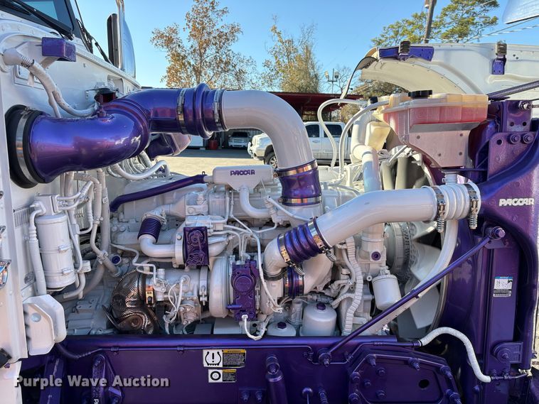 image for item EU7366 2017 Peterbilt 389 semi truck