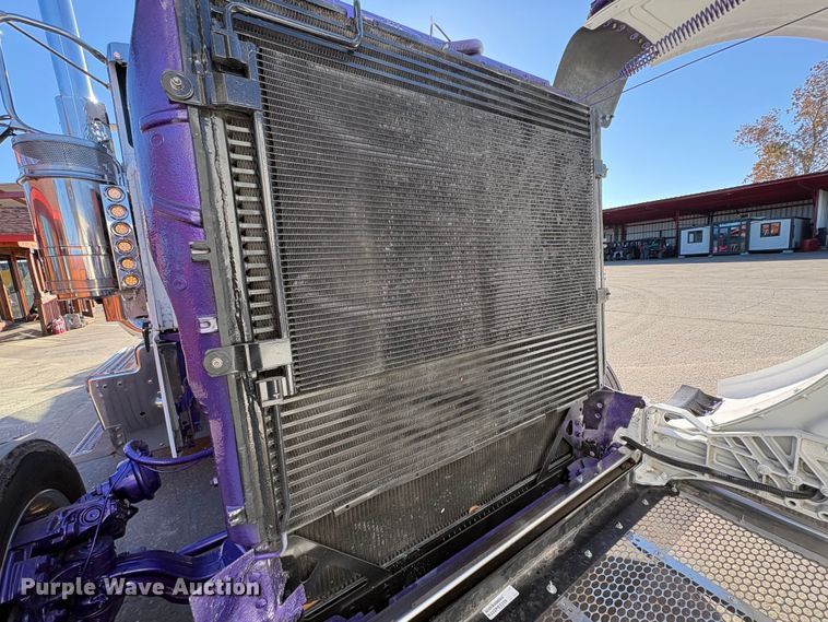 image for item EU7366 2017 Peterbilt 389 semi truck