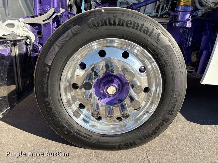 image for item EU7366 2017 Peterbilt 389 semi truck