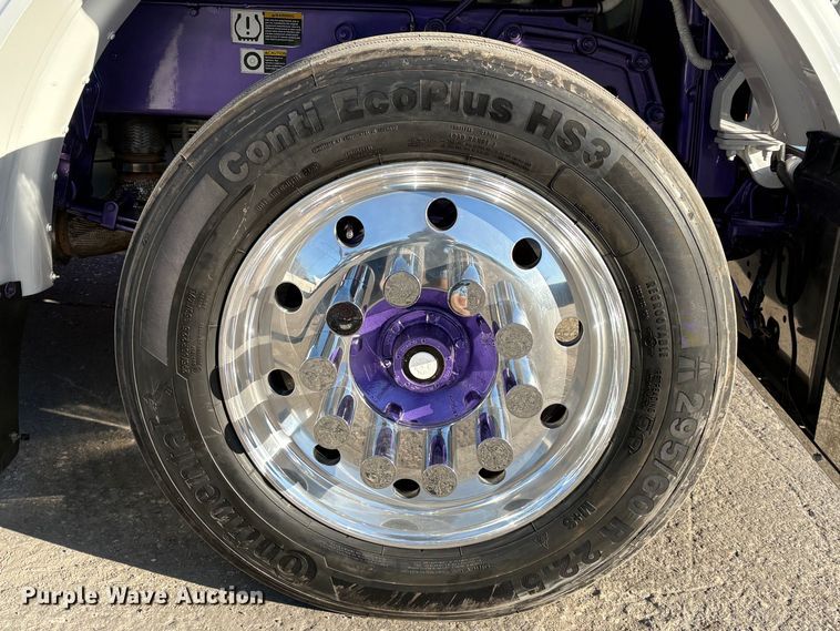 image for item EU7366 2017 Peterbilt 389 semi truck