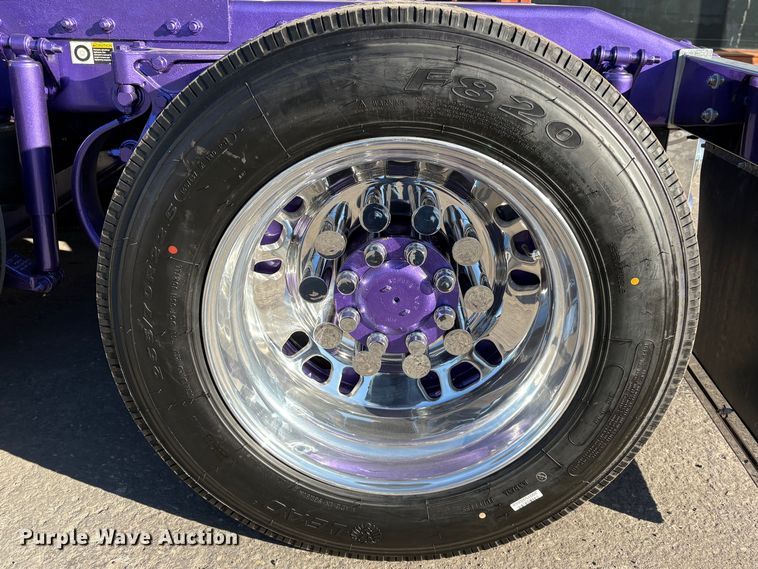 image for item EU7366 2017 Peterbilt 389 semi truck