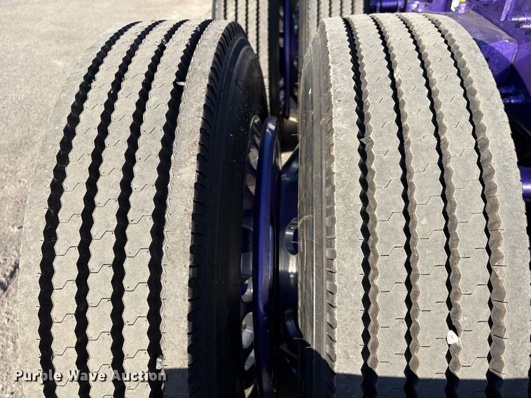 image for item EU7366 2017 Peterbilt 389 semi truck