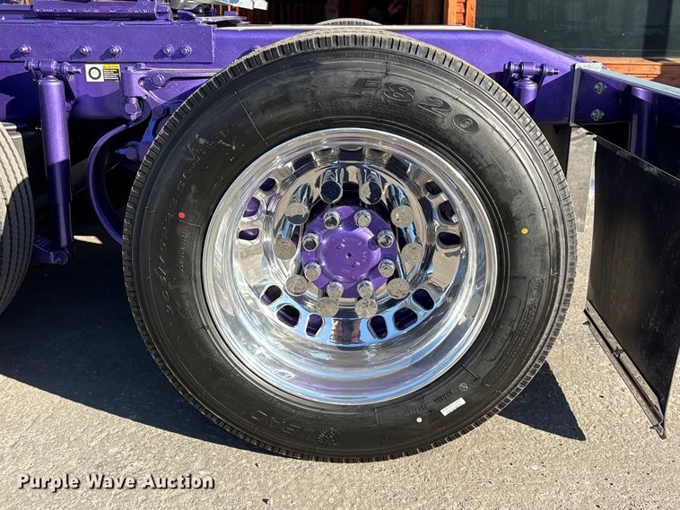 image for item EU7366 2017 Peterbilt 389 semi truck