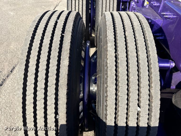 image for item EU7366 2017 Peterbilt 389 semi truck