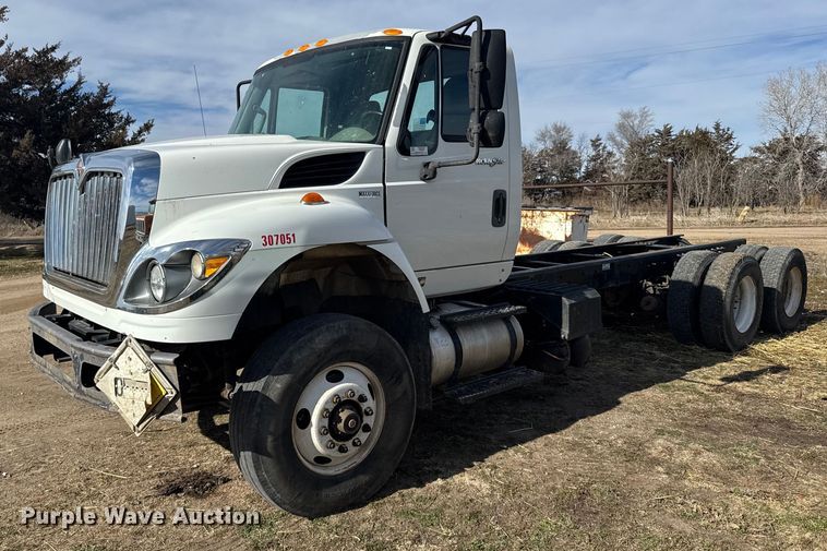 image for item FB0807 2013 International 7500 truck cab and chassis