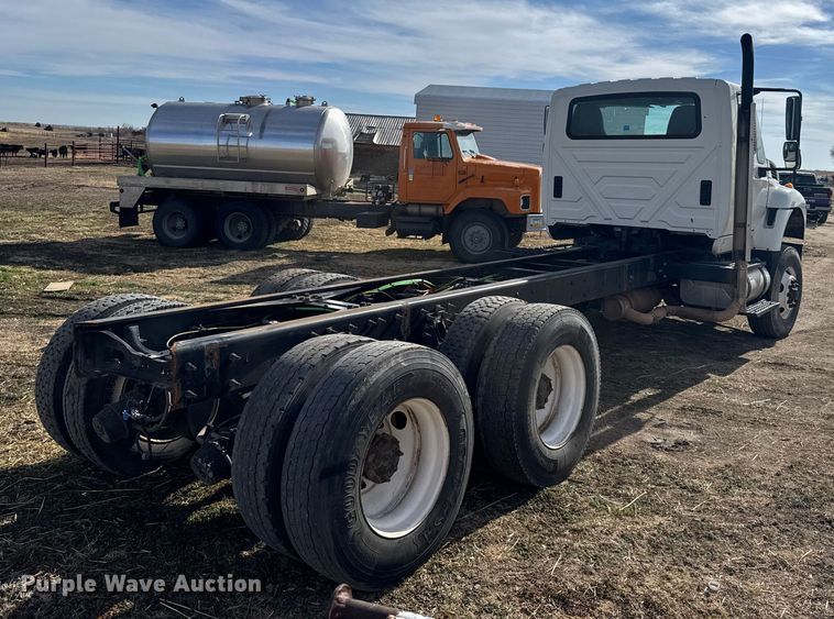 image for item FB0807 2013 International 7500 truck cab and chassis
